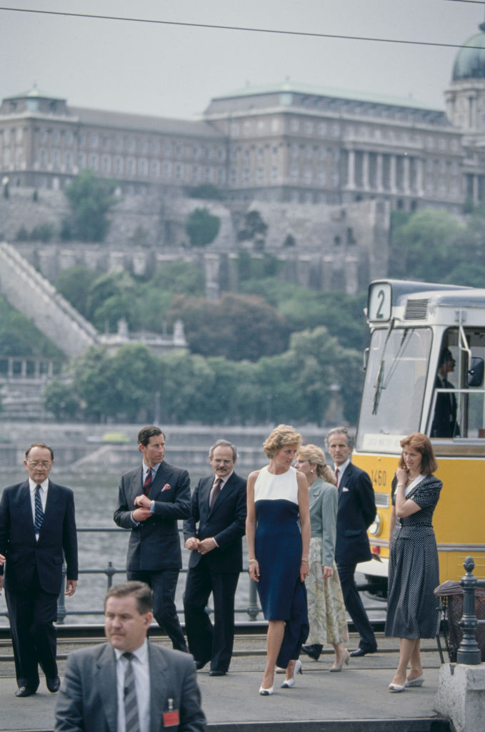 Károly és Diana a háttérben a 2-es villamossal