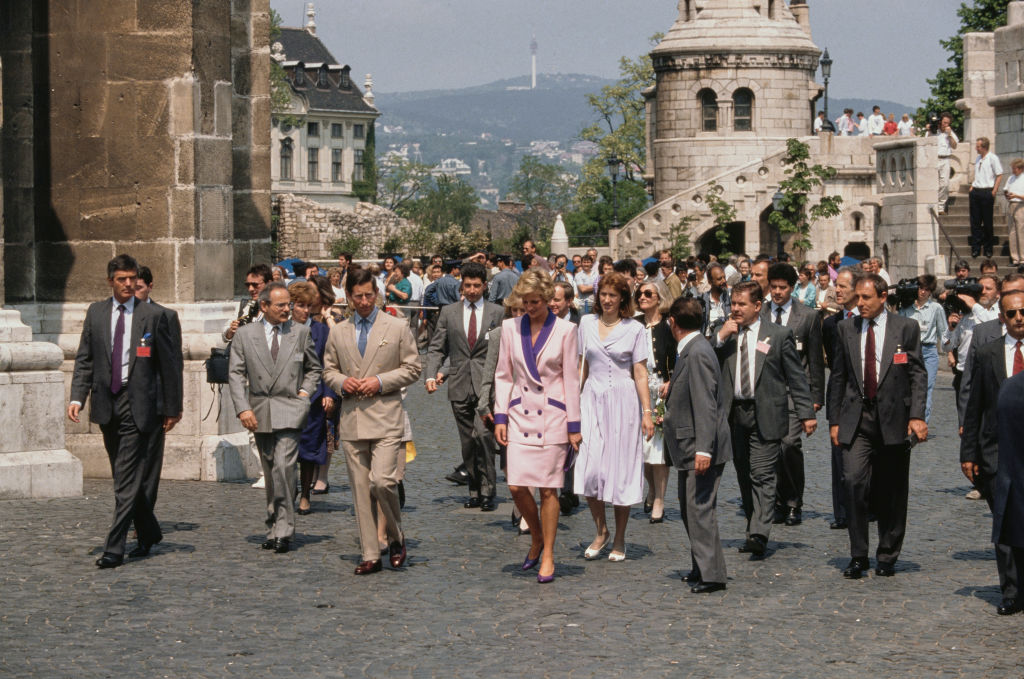 Károly és Diana a Mátyás templom előtt