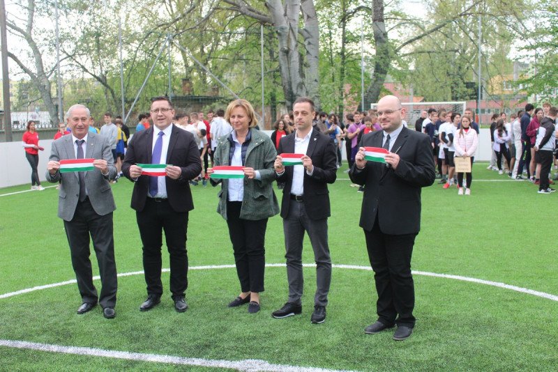 a Kecskeméti Táncsics Mihály Középiskolai Kollégium új műfüves focipályájának átadása