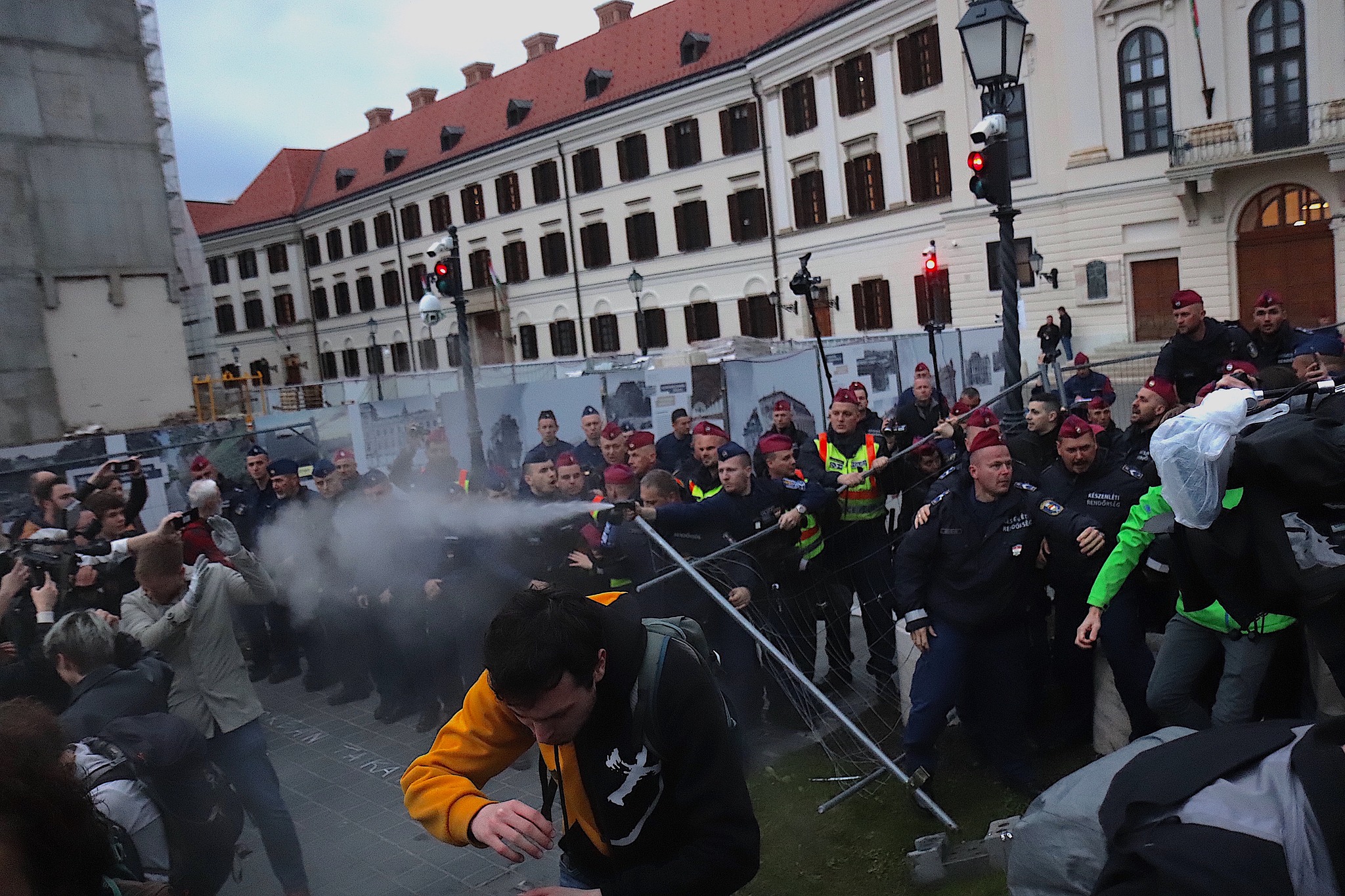Az április 24-i tüntetésen is könnygázzal oszlatták a diákokat (Forrás: Egységes Diákfront - Budapest)