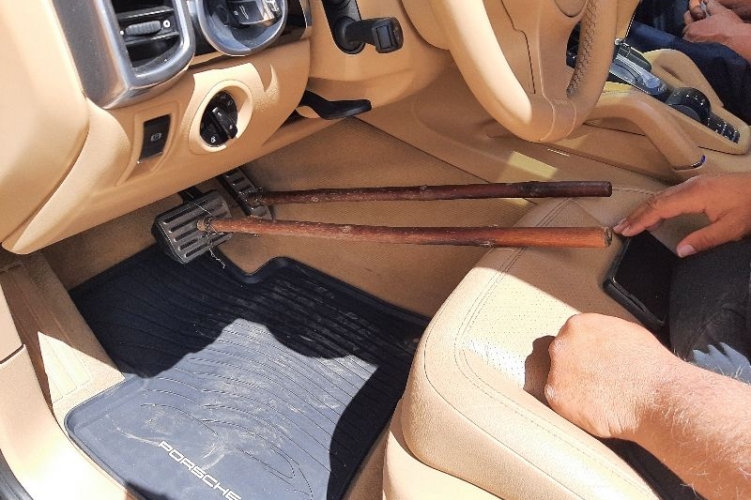 A pedálokra drótozott fadarabok, amelyekkel autót vezetett egy láb nélkül férfi az M6-oson