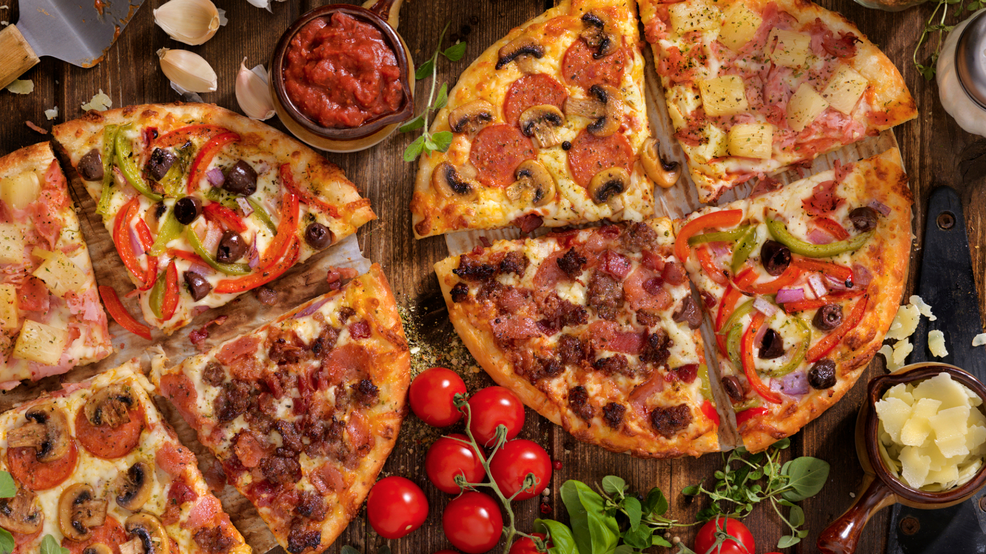 Pizzák negyedelve négyféle ízesítéssel