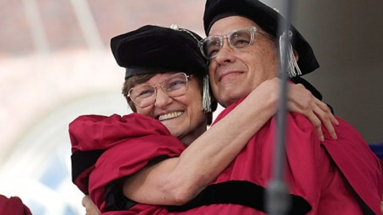 A tudomány díszdoktorává avatott Karikó Katalin biokémikus, kutatóbiológus, a koronavírus elleni mRNS-alapú oltóanyag egyik fejlesztője és a művészetek díszdoktorává avatott Tom Hanks amerikai színész a Harvard Egyetem diplomaosztó ünnepségén a Massachusetts állambeli Cambridge-ben 2023. május 25-én.