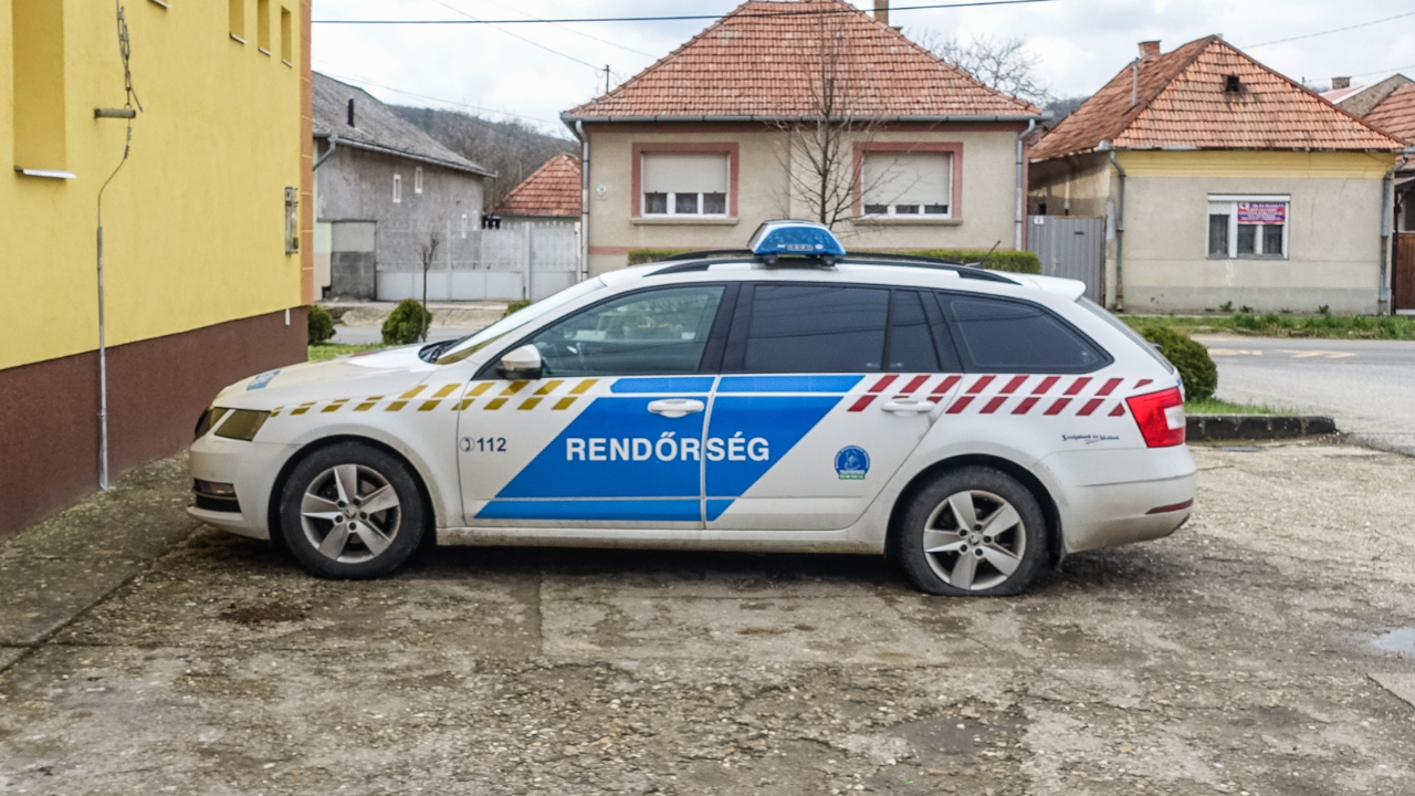 Egy parkoló magyar rendőrautó
