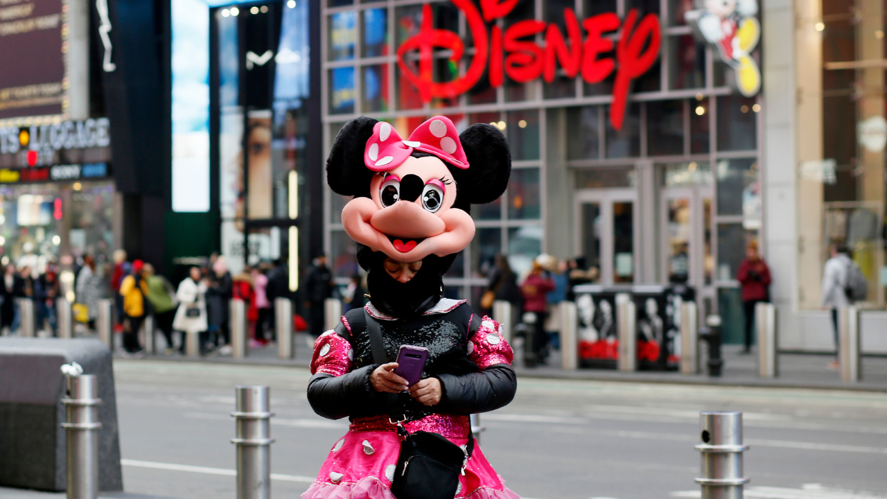 Egy nő Minnie egér jelmezben sétál a Times Square-en 2023. február 9-én New Yorkban.