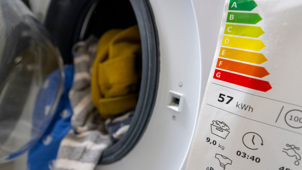 Az energiahatékonysági osztályt jelző matrica a mosógépen.