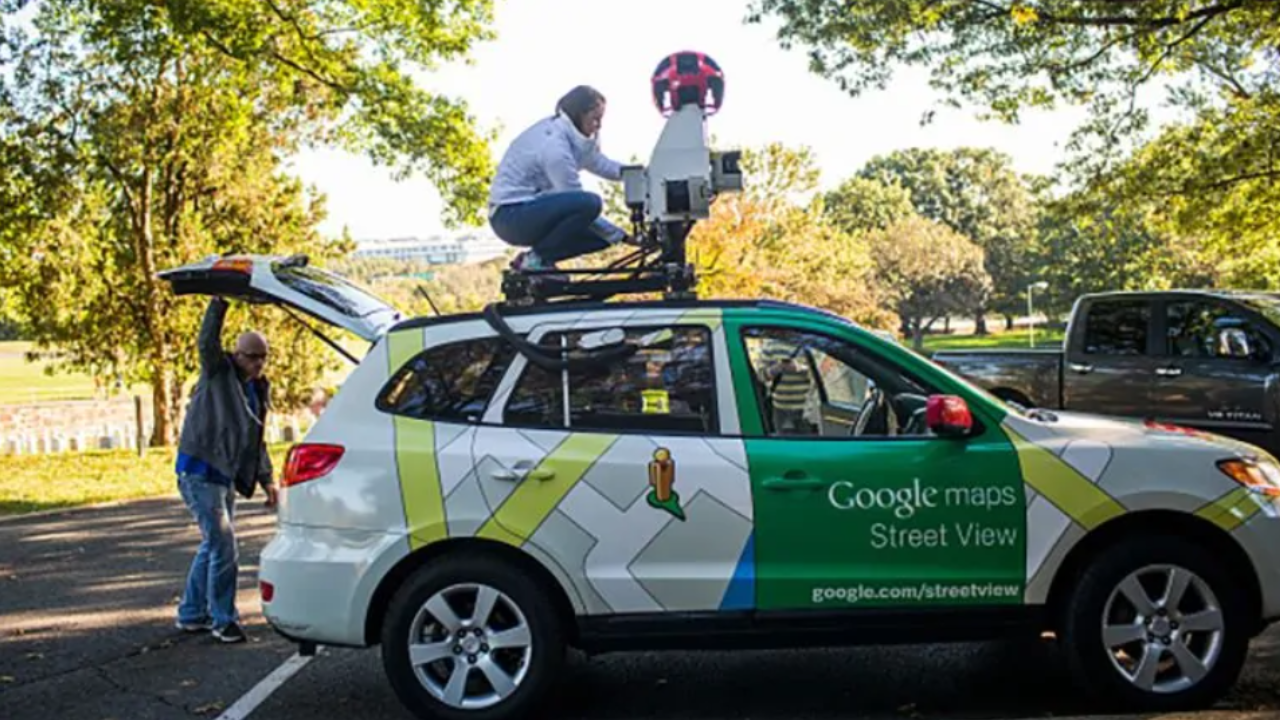 Egy utcaképet rögzítő Google autó