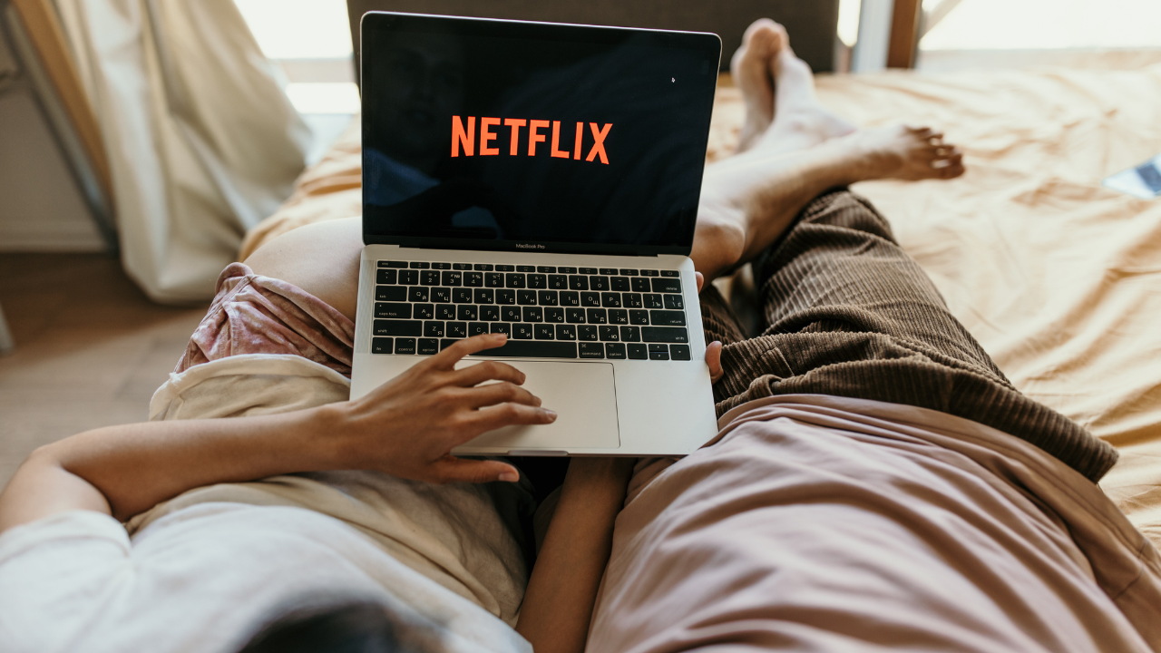 Egy pár éppen közösen nézi a laptopjukról a Netflix sorozatát
