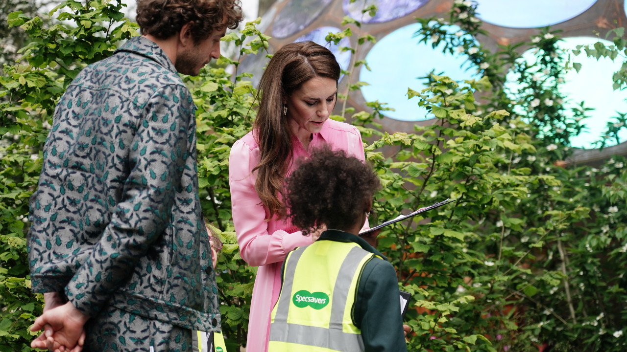 Katalin walesi hercegnő beszélget a diákokkal, miután részt vett az első gyermekpikniken az RHS Chelsea Virágkiállításon a Chelsea Királyi Kórházban 2023. május 22-én Londonban, Angliában.