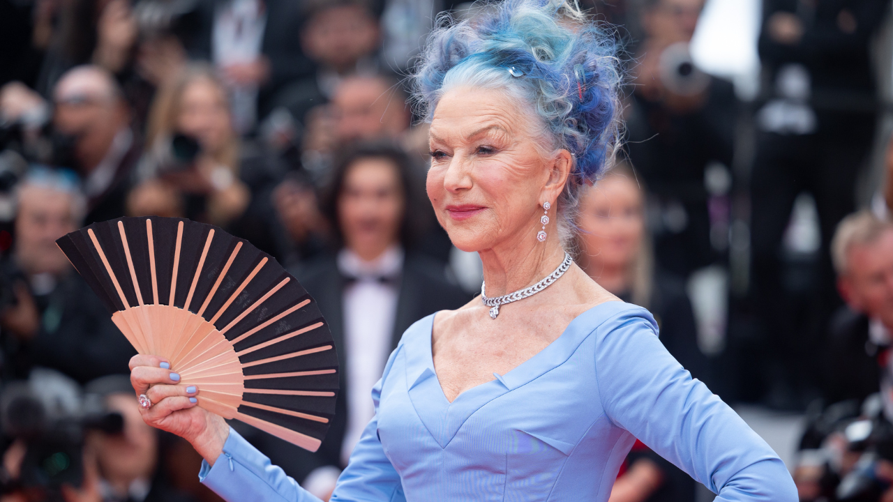 Helen Mirren a "Jeanne du Barry" című film vetítésén és a megnyitó ünnepség vörös szőnyegén a 76. cannes-i filmfesztiválon a Fesztiválpalotában 2023. május 16-án Cannes-ban, Franciaországban.