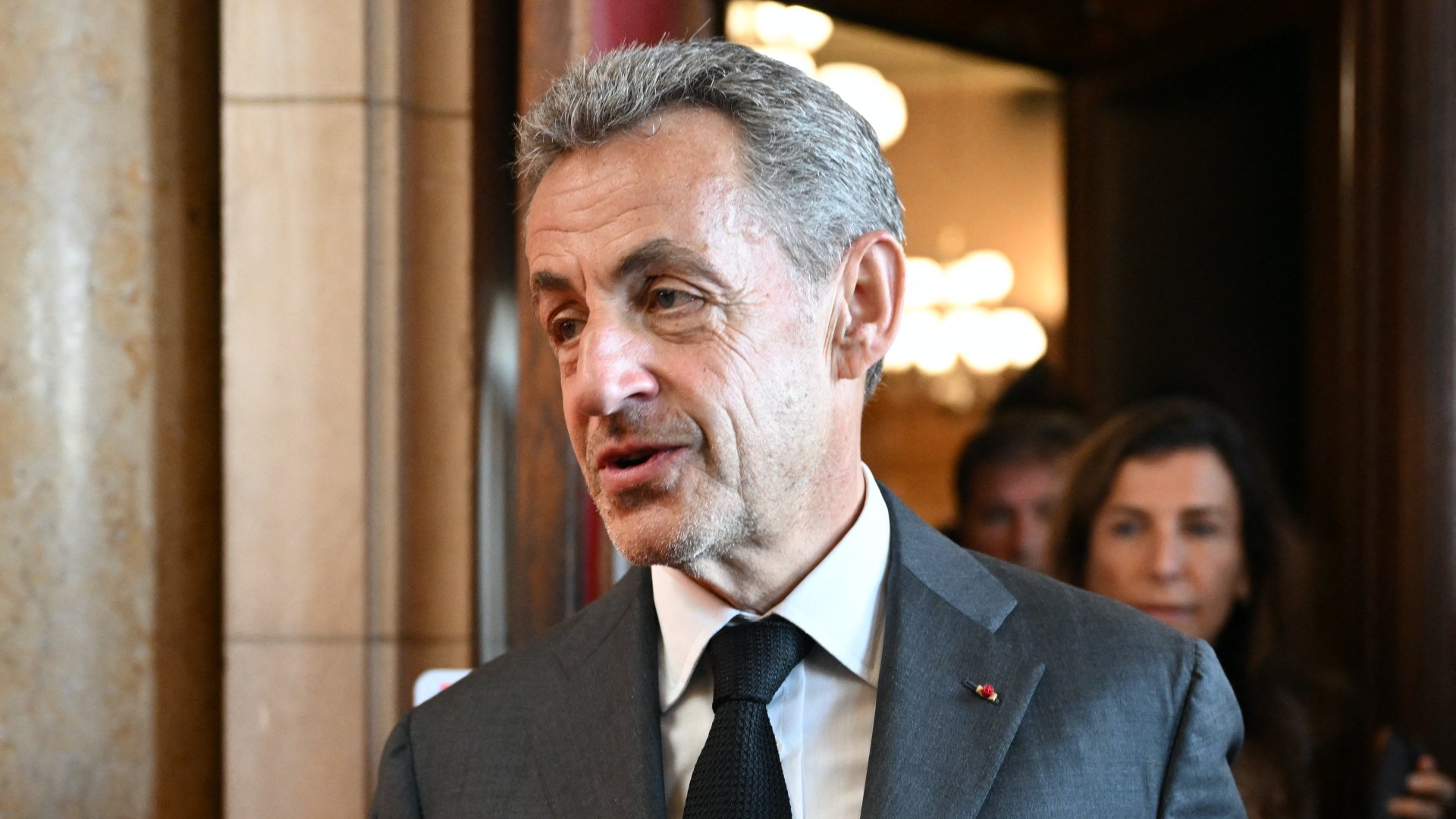 Nicolas Sarkozy volt francia elnök elhagyja a párizsi bíróság épületét a korrupciós ügyben indított fellebbviteli perében hozott ítélet után 2023. május 17-én 