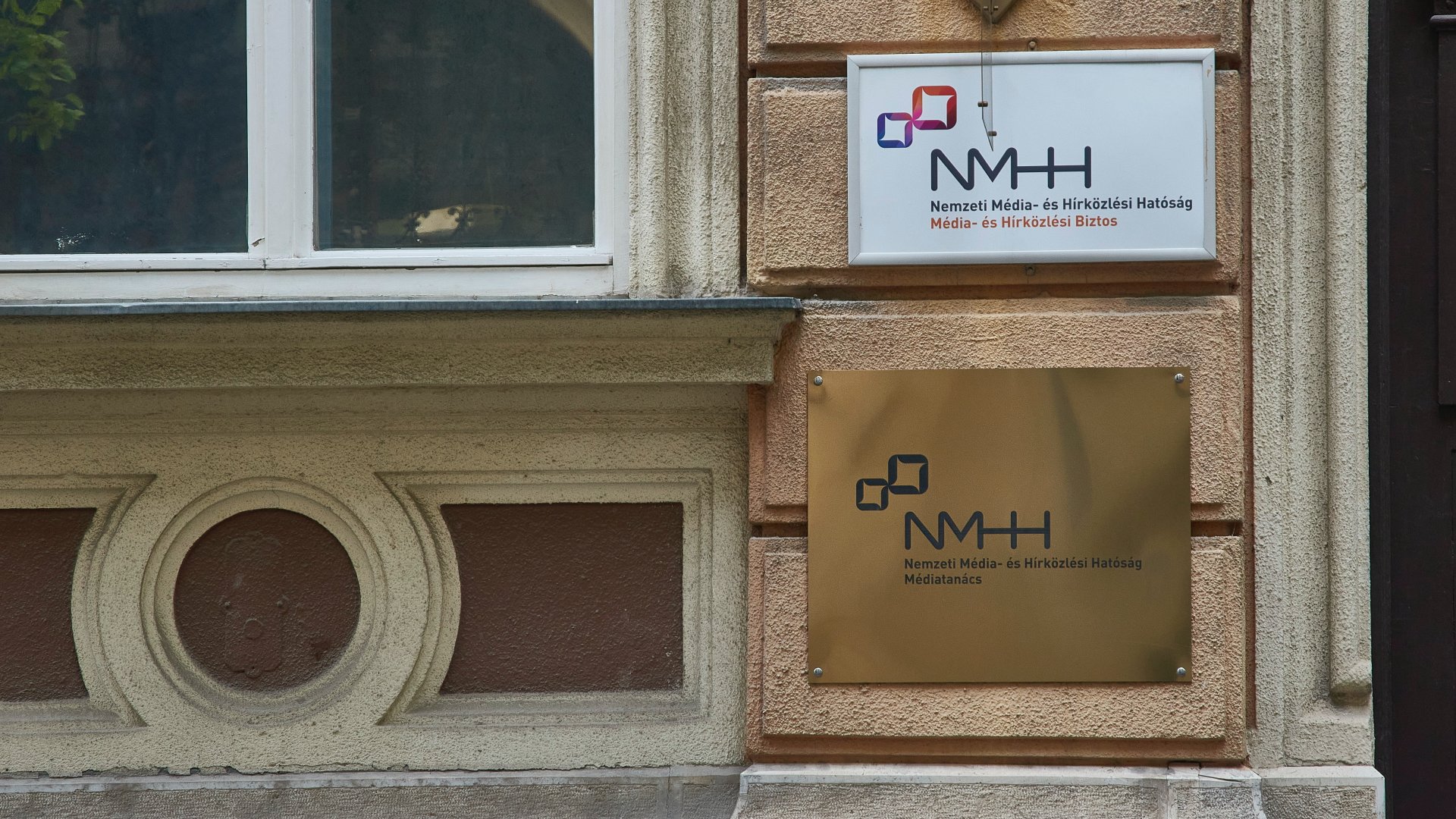 Cégtáblák a Nemzeti Média- és Hírközlési Hatóság (NMHH) Médiatanácsának székhelyén a fõváros VIII. kerületében, a Reviczky utcában