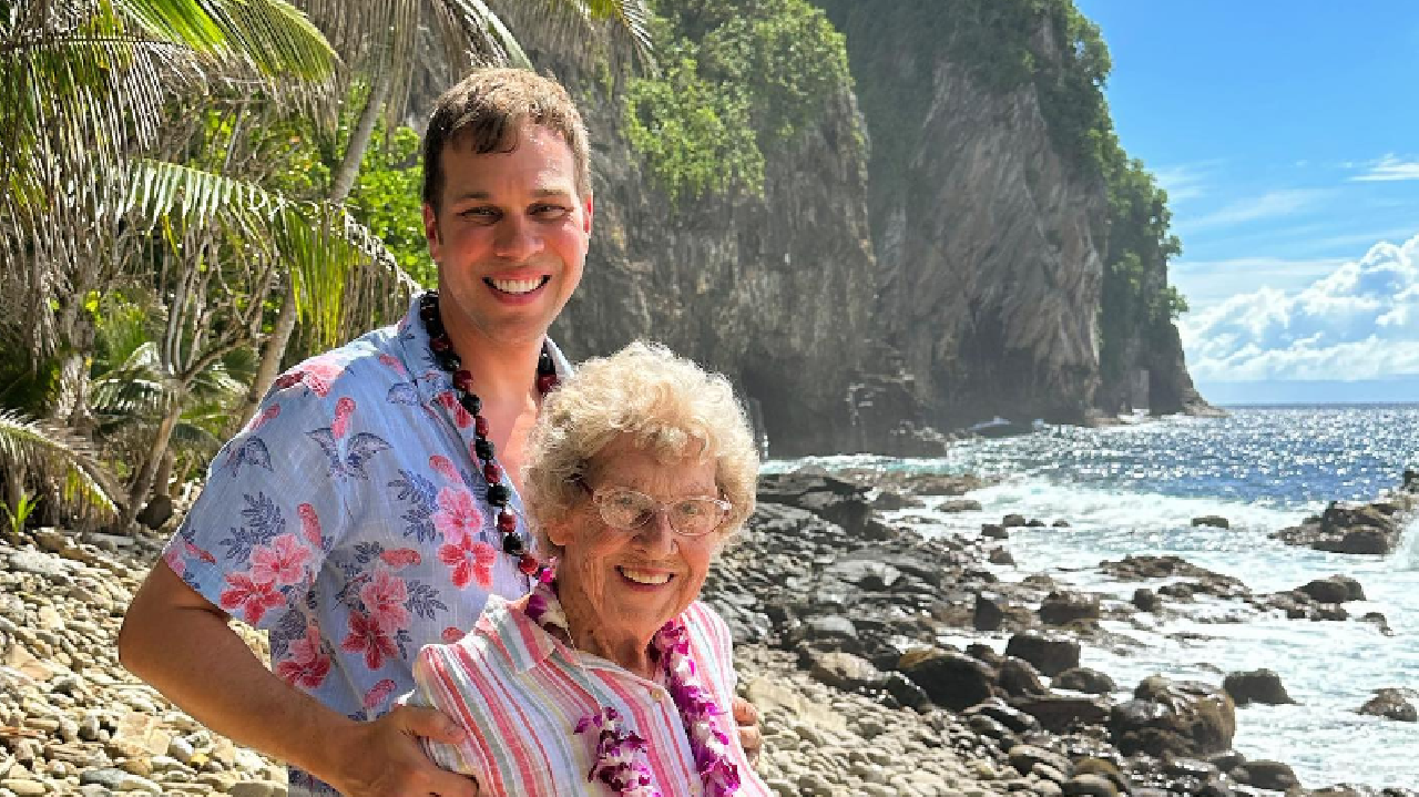 A 93 éves nagymama és az unokája együtt utazik.