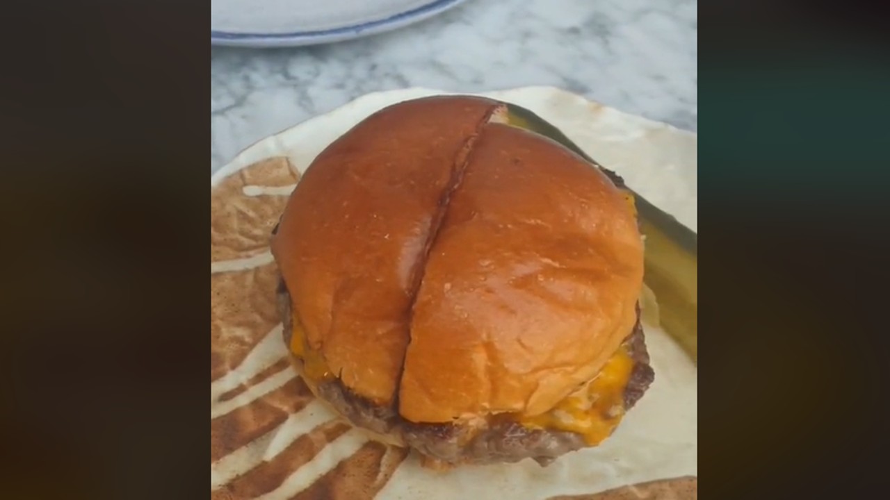 Megkóstoltuk a világ legjobb sajtburgerét!
