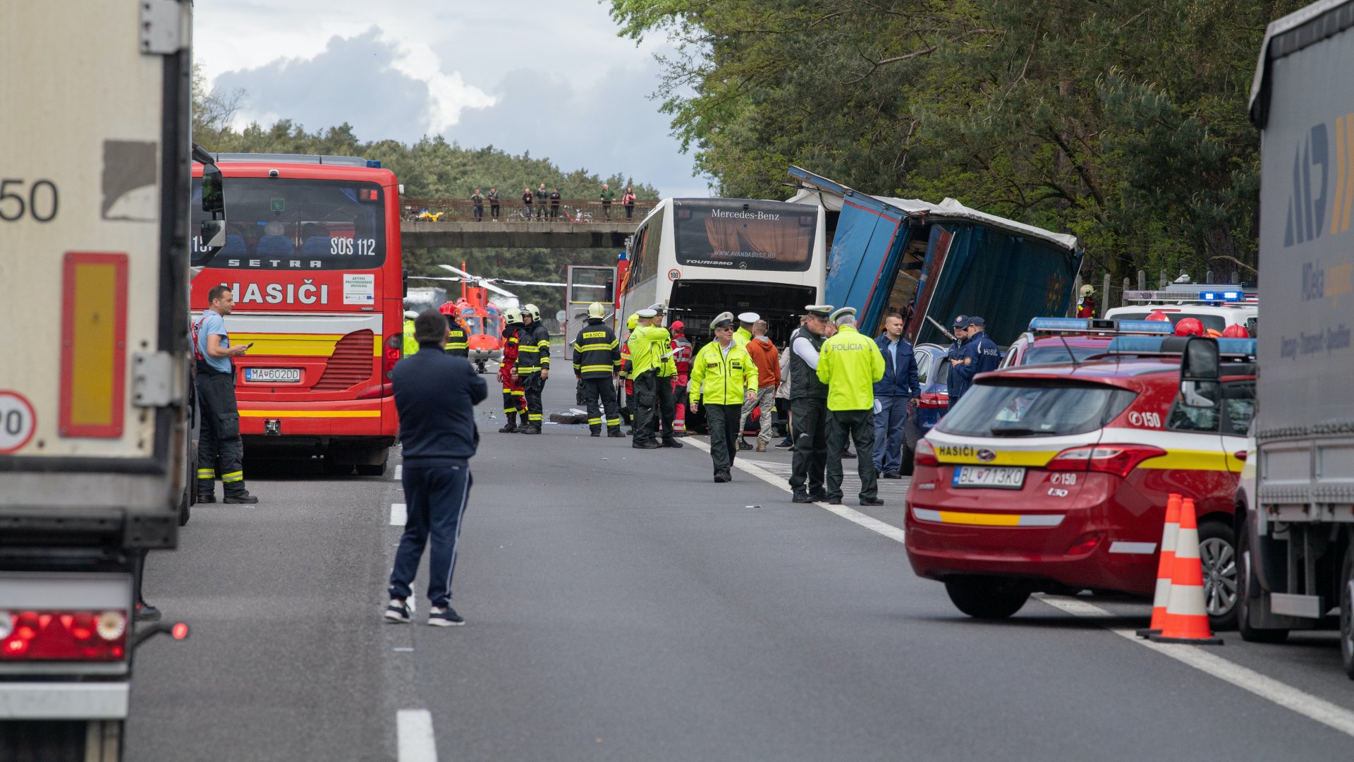Rendõrök és mentõsök a szlovákiai Jókút közelében, a D2-es autópályán történt baleset helyszínén 2023. május 15-én