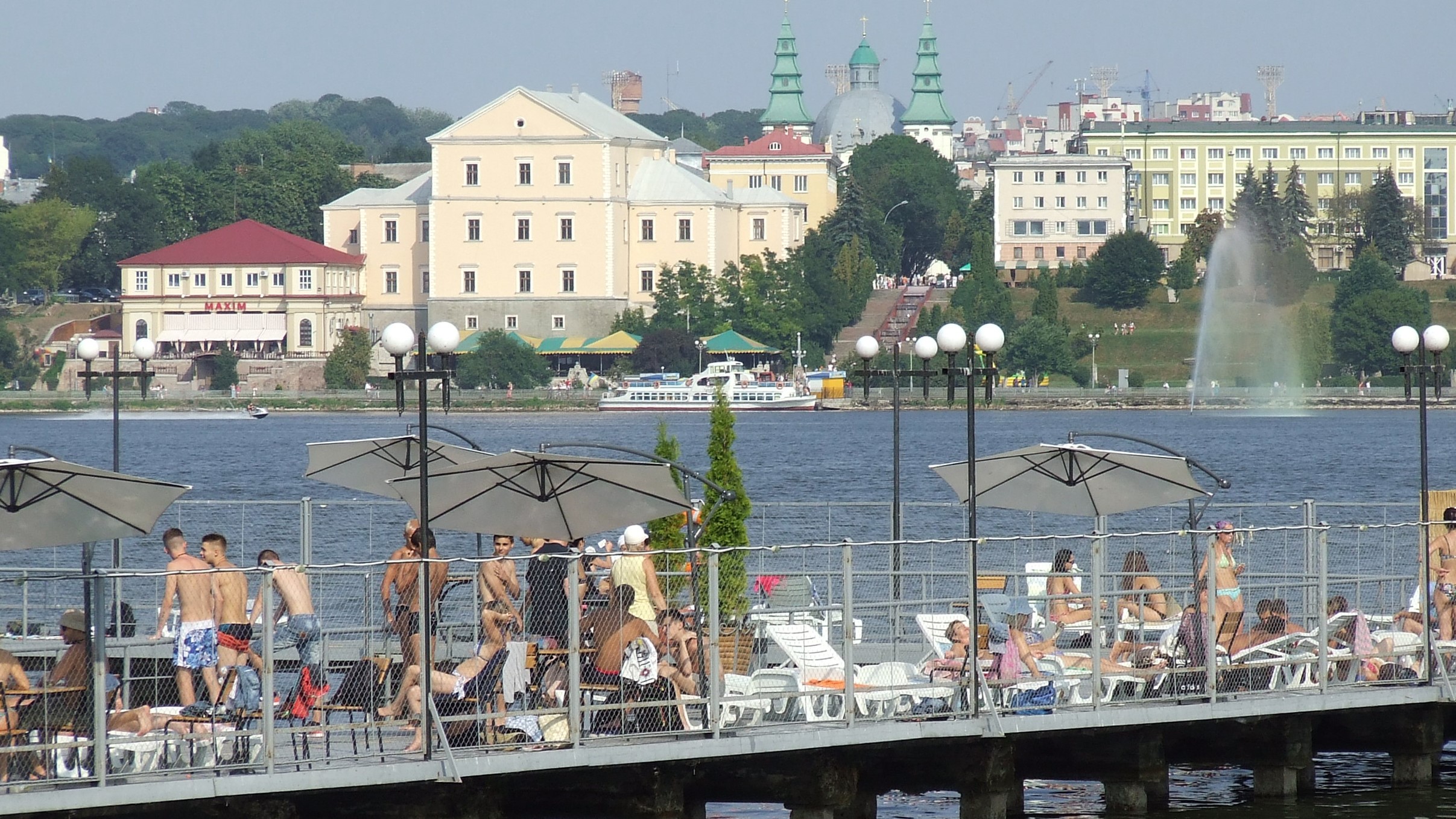 emberek napoznak a kikötőben Ternopil ukrán városban