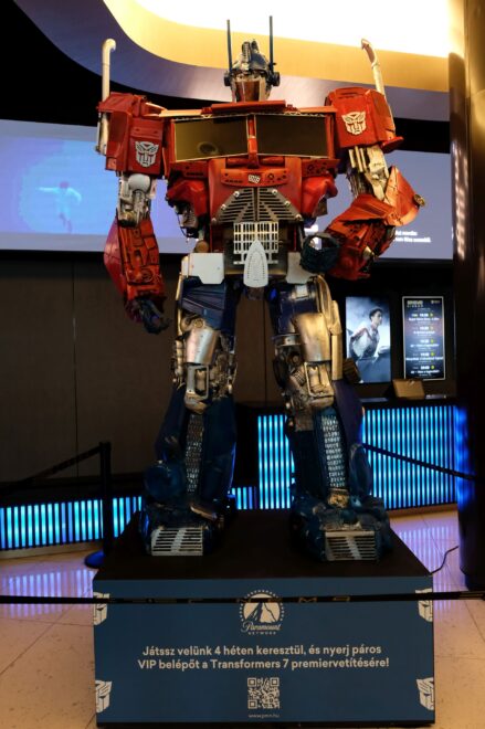 Hatalmas Transformers-szoborral várja a Paramount a filmsorozat új részét - Az alkotás leleplezése mellett maraton előzi meg a közelgő film bemutatóját