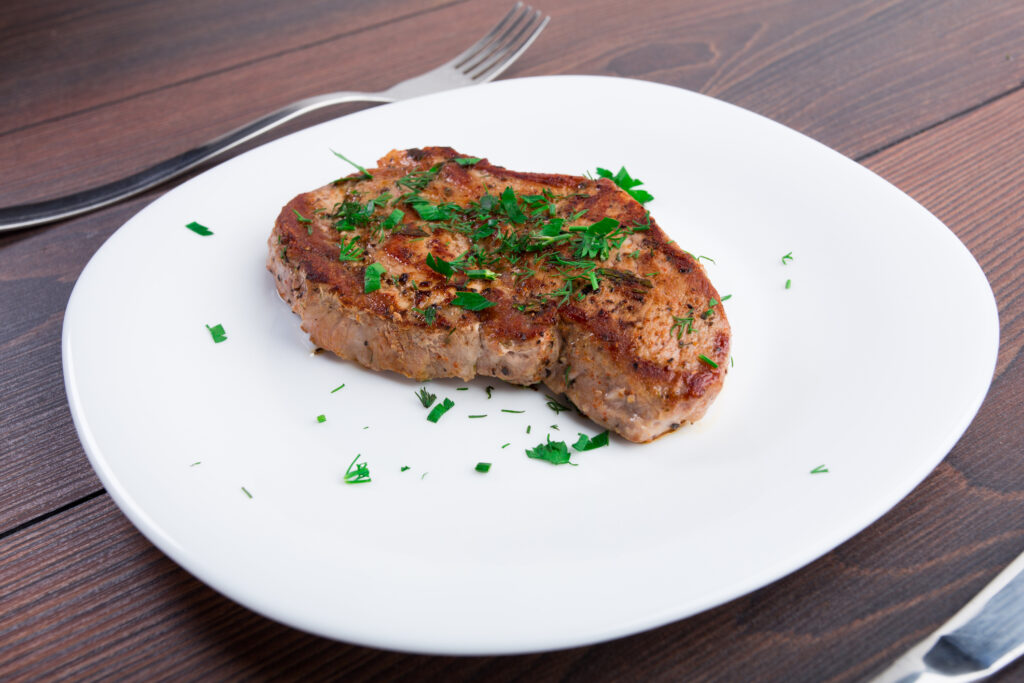 Fehér tányéron egy szelet steak egyben, önmagában