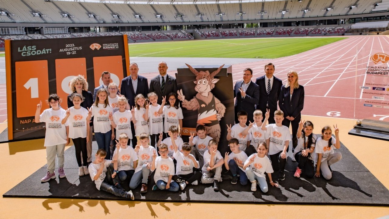 Gyerekek, szervezők és YouHuu, a budapesti atlétikai világbajnokság kabalafigurája