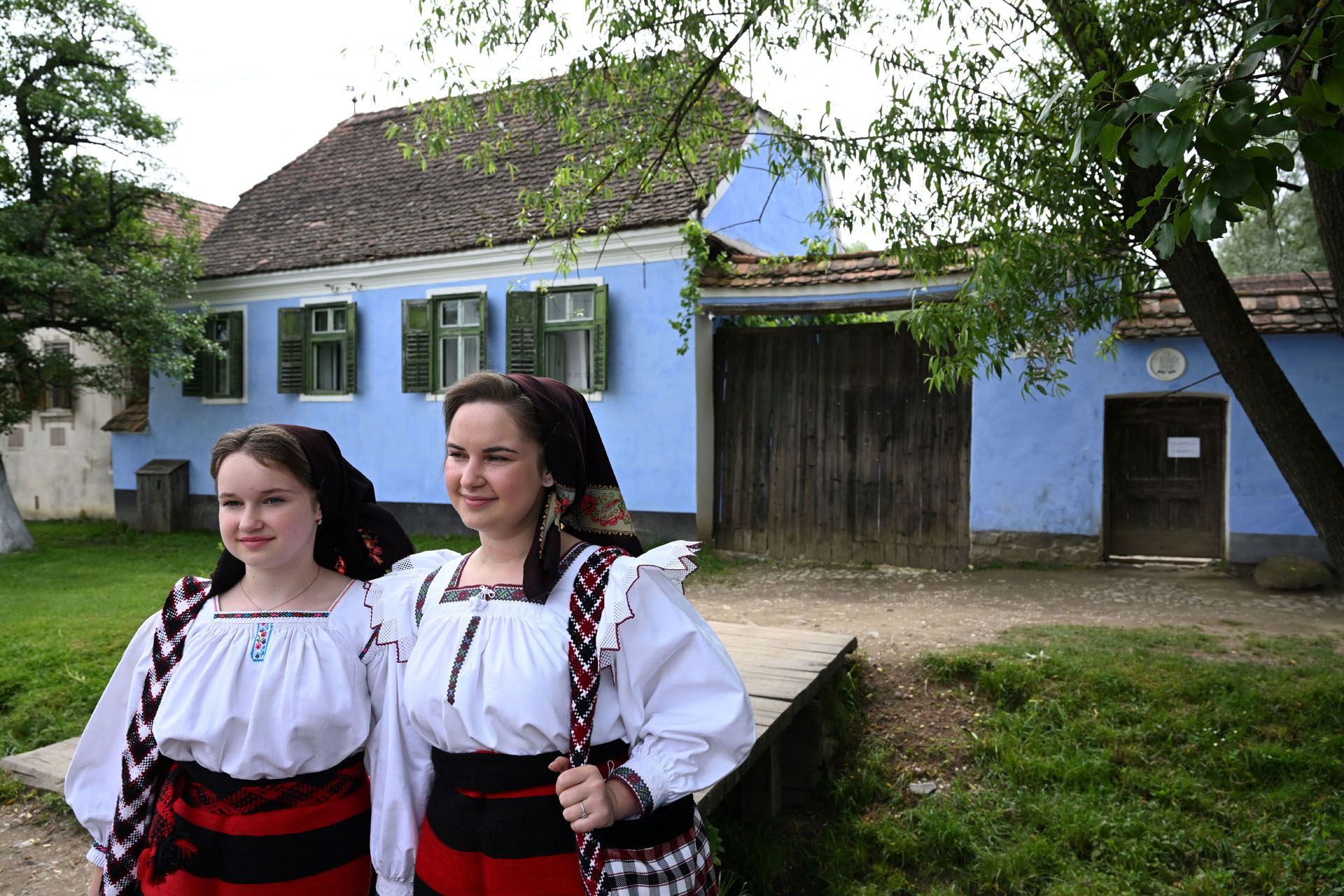 Lányok erdélyi viseletben