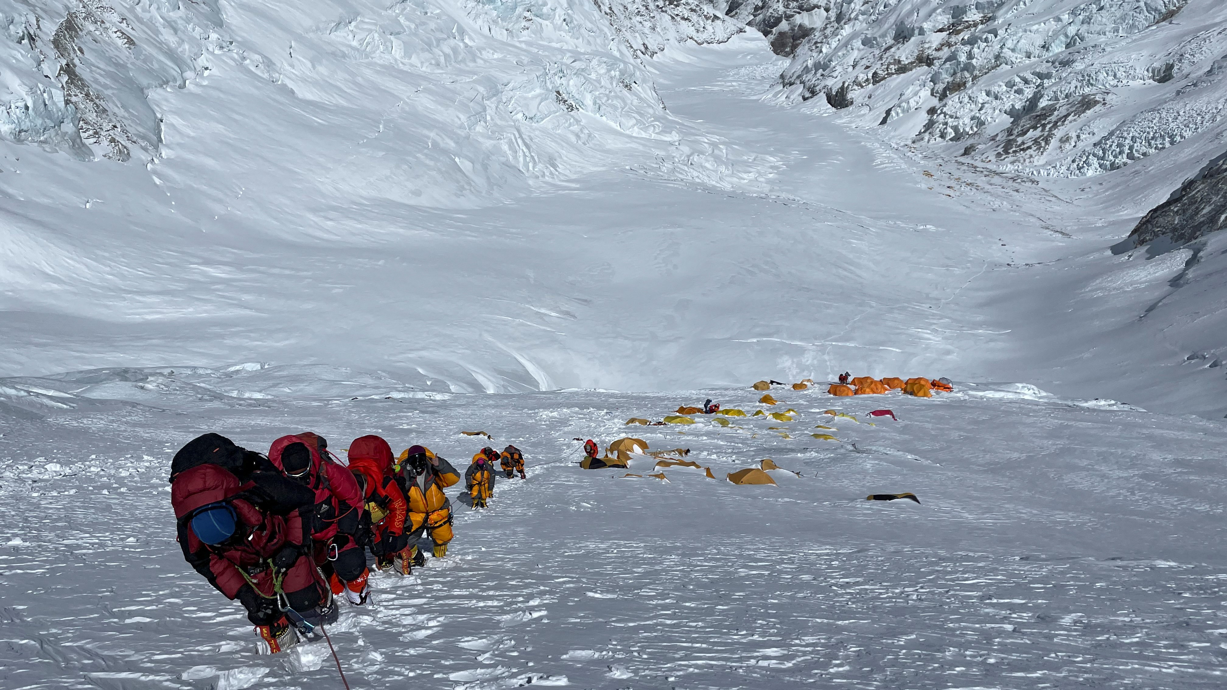 Hegymászók haladnak felfelé a Mount Everesten