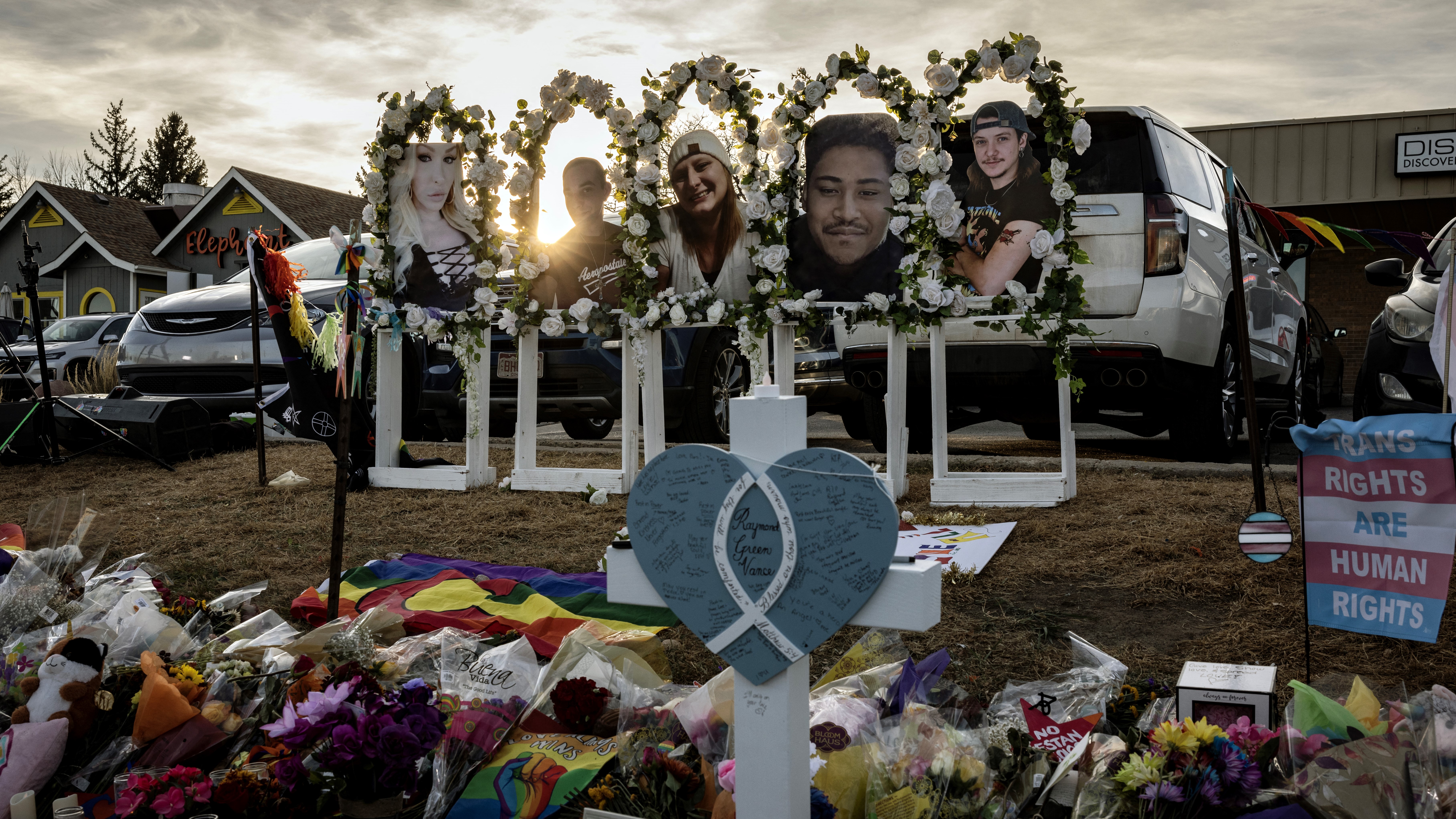 A lövöldözés áldozatainak fényképei a Club Q előtti megemlékezésen 2022. november 22-én.