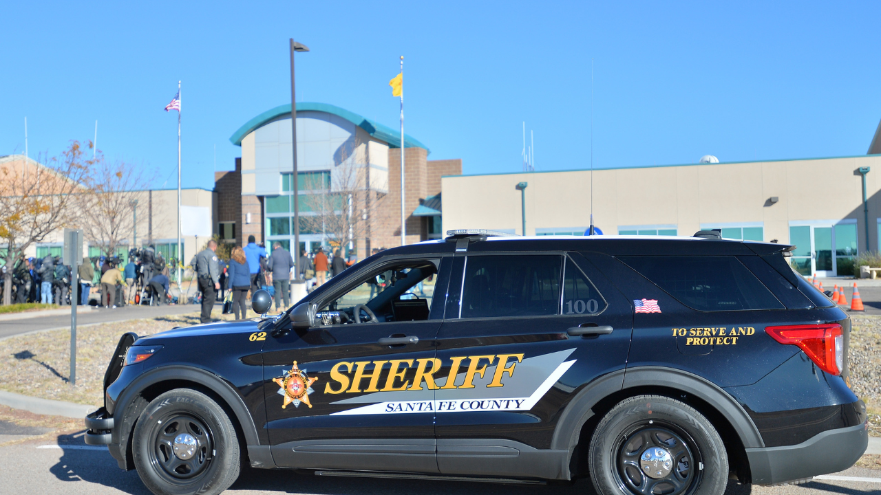  A Santa Fe megyei seriff járműve a Santa Fe megyei közbiztonsági épület előtt parkol a sajtótájékoztató előtt, amelyen a média képviselőit tájékoztatják a "Rust" című film forgatásán történt lövöldözéses balesetről az új-mexikói Santa Fe-ben 2021. október 27-én.
