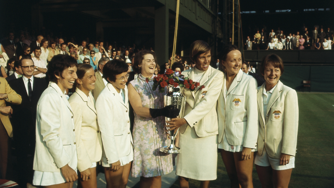 Az amerikai Wightman-kupa csapat tagjai a trófeával, amelyet a brit csapat elleni mérkőzés után nyertek Wimbledonban. Balról jobbra: Julie Heldman, Nancy Richey, Doris Hart, Mary Ann Curtis, Billie Jean King és Peaches Bartkowicz.