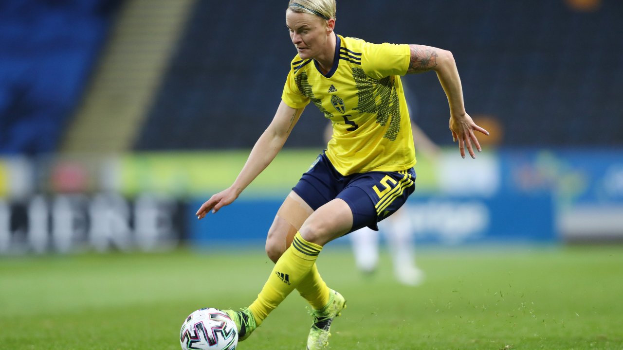 A svéd Nilla Fischer fut a labdával a Svédország és az Egyesült Államok közötti nemzetközi barátságos női mérkőzésen a svédországi Solnában, a Friends arénában 2021. április 10-én.