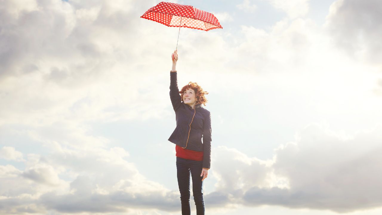 Piros esernyős lány