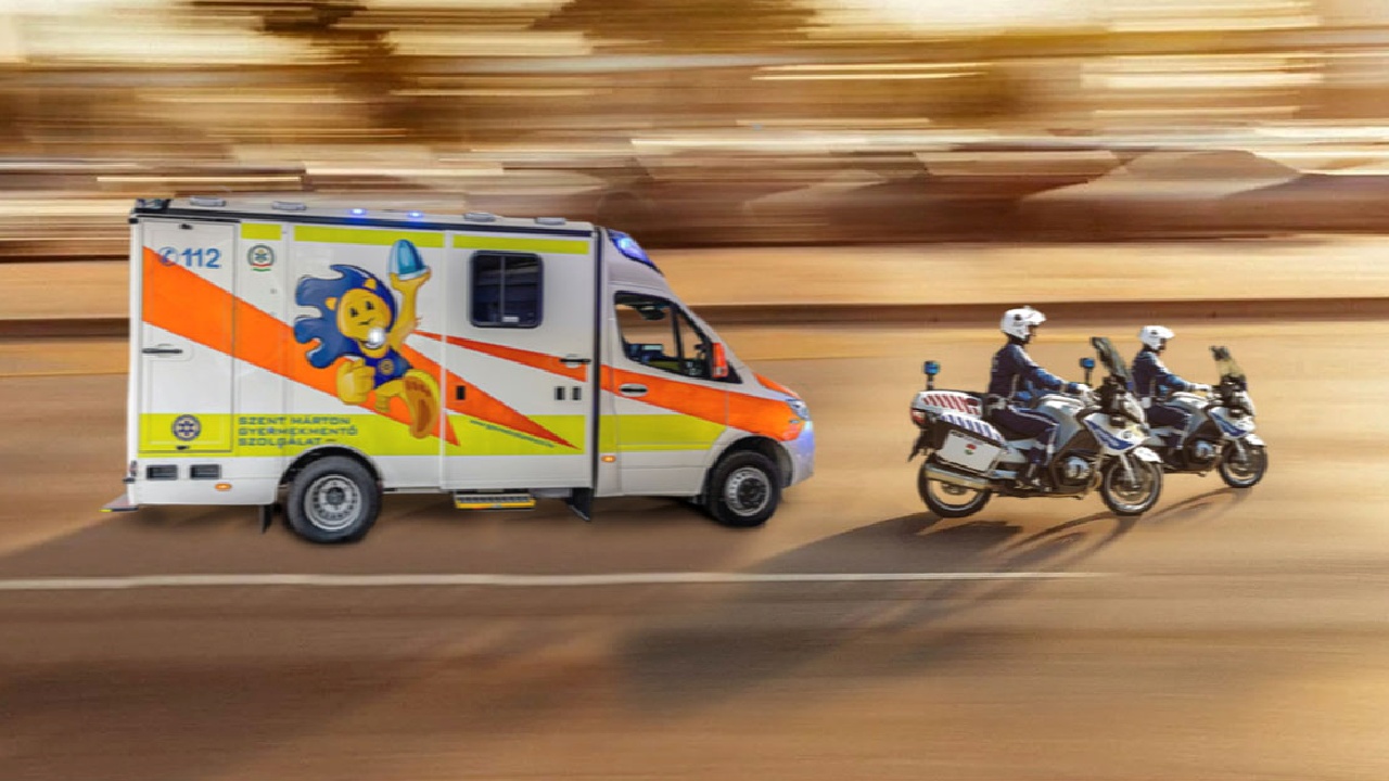 rohamkocsit vezetnek motoros rendőrök