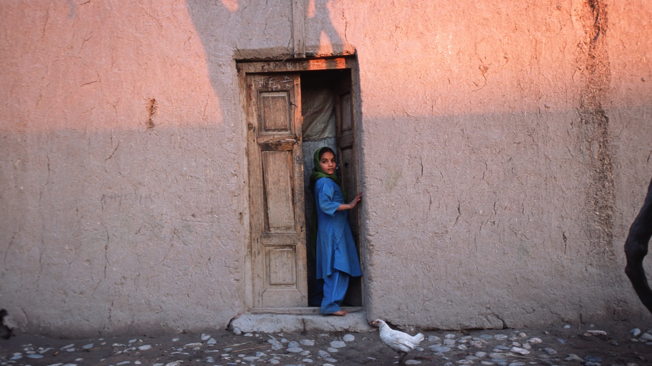 afgán kislány áll az ajtóban.