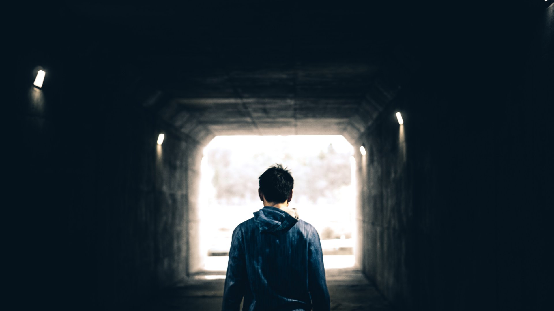 Egy tinédzser fiú egy sötét alagútban