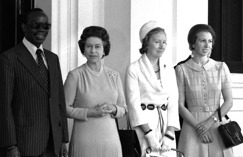 Anna hercegnő 27 évesen, édesanyjával és a botswanai elnöki párral