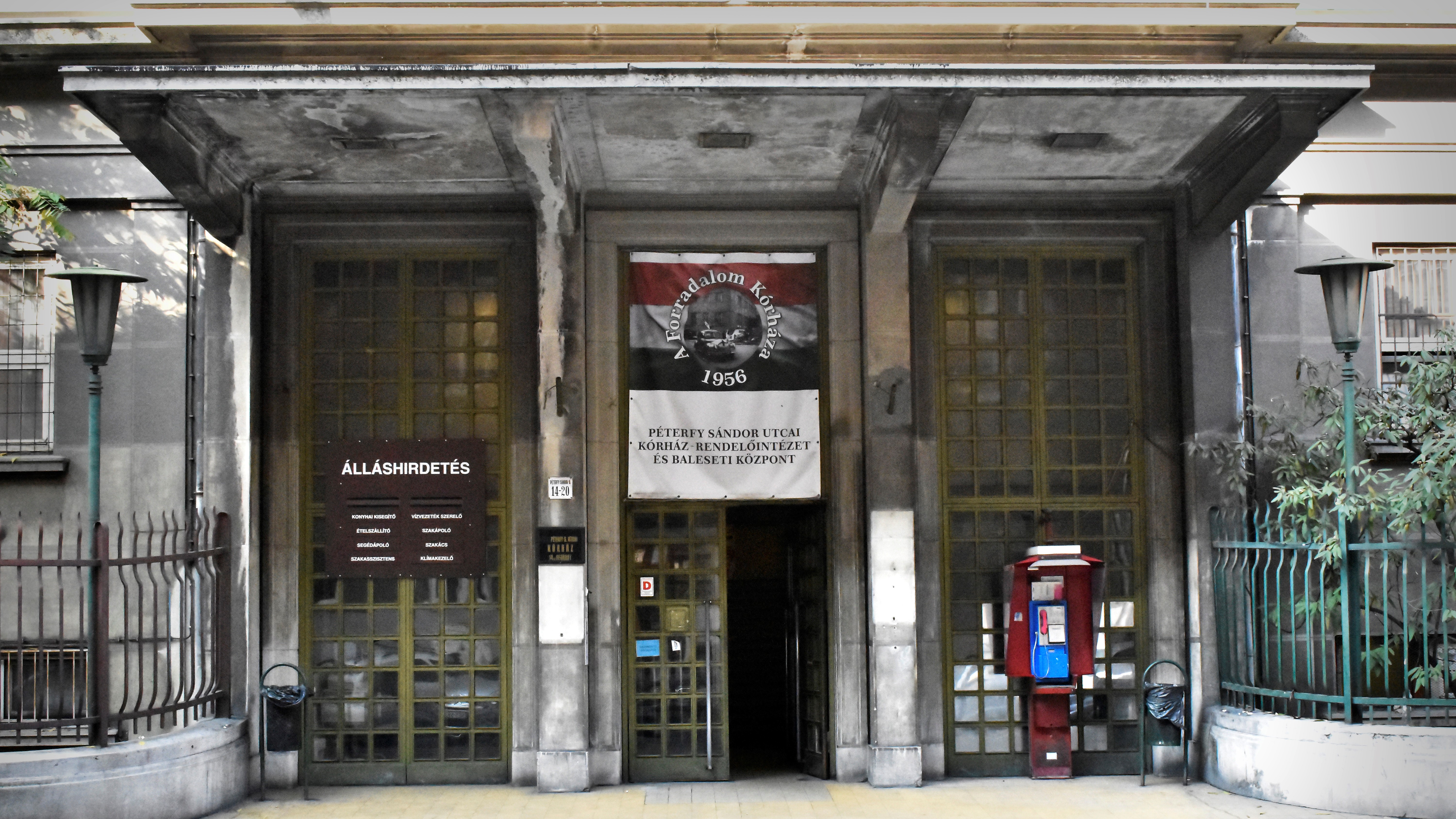 A Péterfy Sándor utcai Kórház-Rendelőintézet főbejárata 