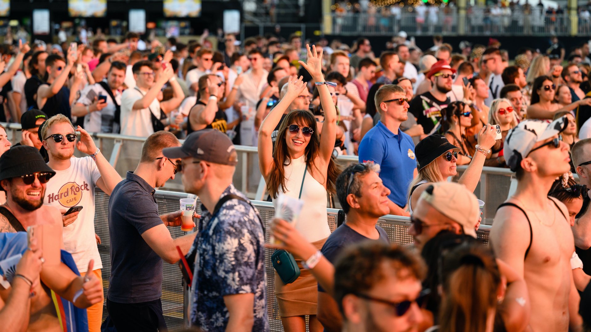 Fesztiválozók a Balaton Sound fesztivál nyitónapján Zamárdiban 2023. június 28-án. Négy napon át a világ legjobb DJ-i lépnek a színpadokra a Balaton-parti településen
