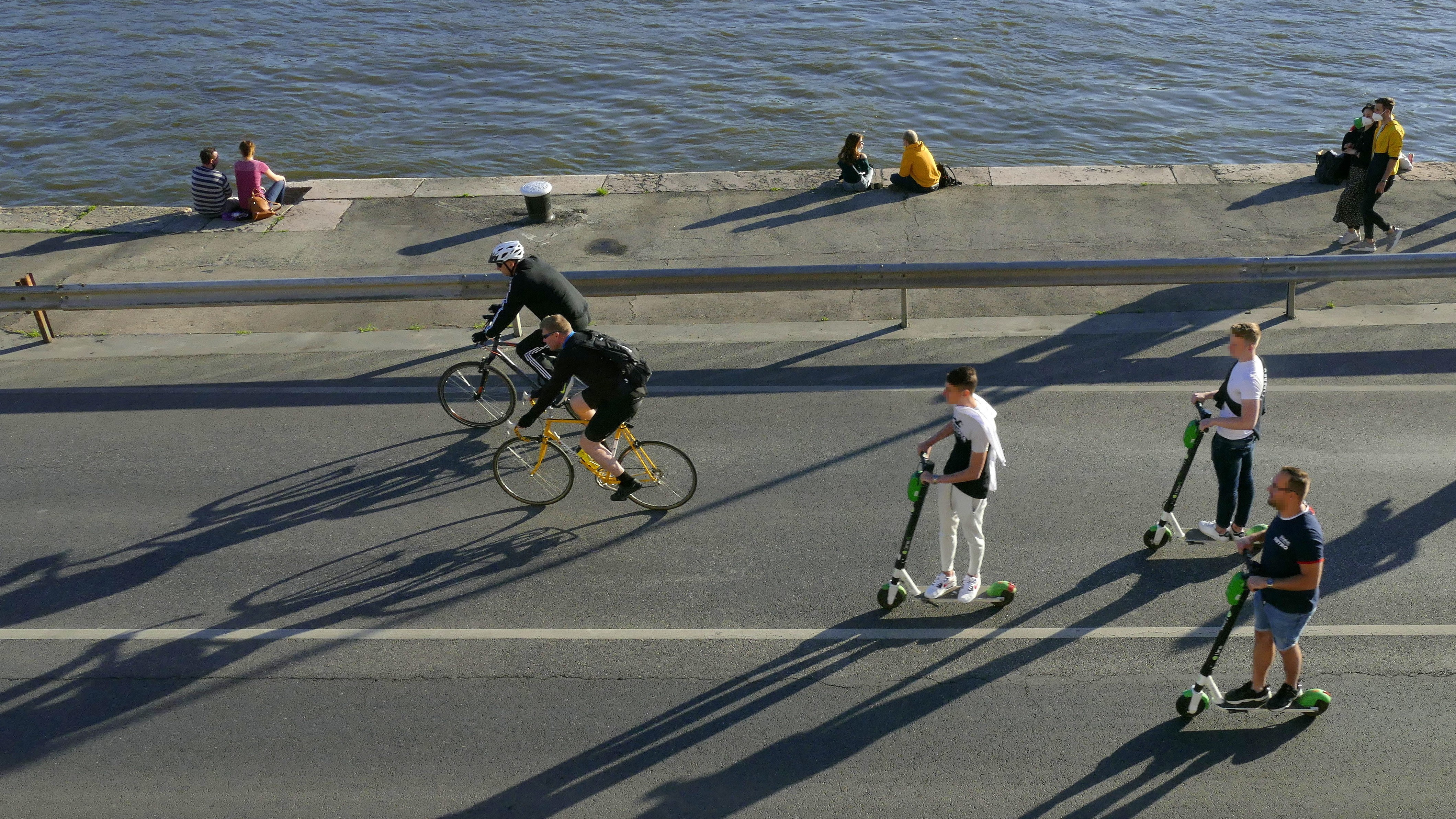 Kerékpárosok, rollerezõk és sétálók a pesti Duna-parton