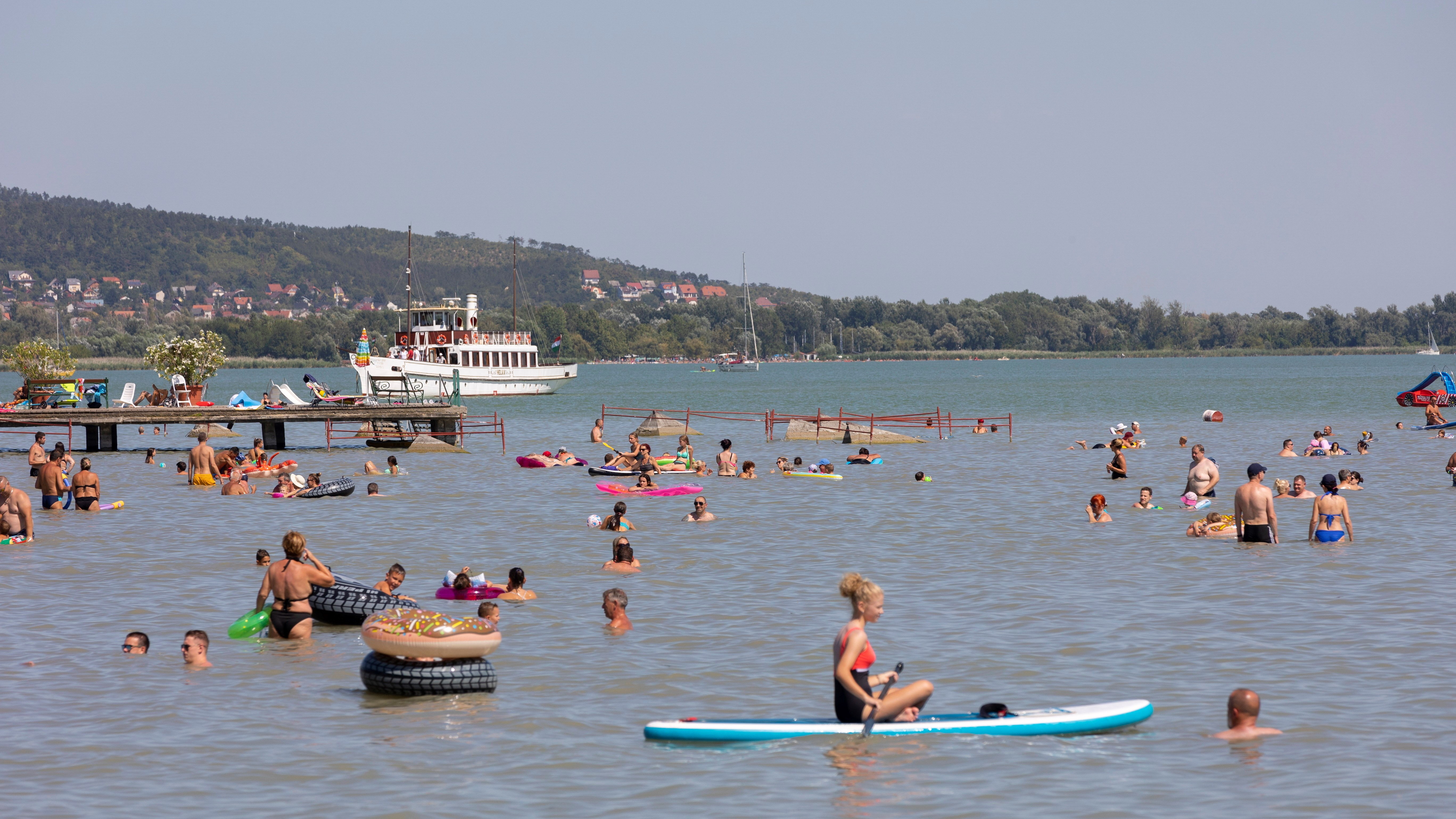 Fürdõzők a Balatonban a keszthelyi városi strandon 2022. augusztus 5-én.