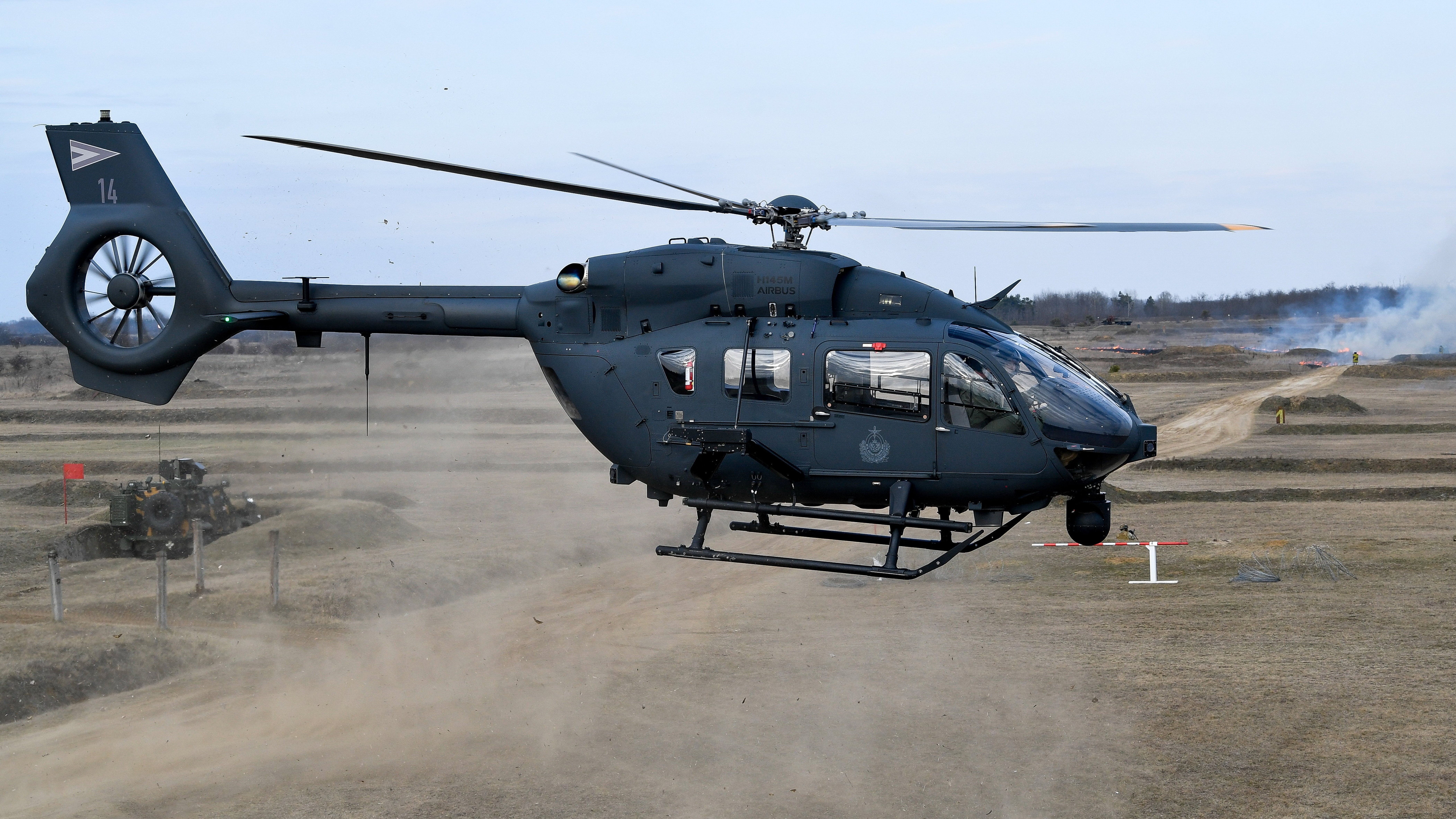 Airbus H145 M típusú helikopter gyakorlatozik az 5. Bocskai István Lövészdandár Vay Ádám Kiképző Bázisán