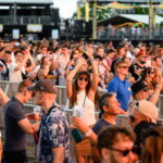 Fesztiválozók a Balaton Sound fesztivál nyitónapján Zamárdiban 2023. június 28-án. Négy napon át a világ legjobb DJ-i lépnek a színpadokra a Balaton-parti településen.