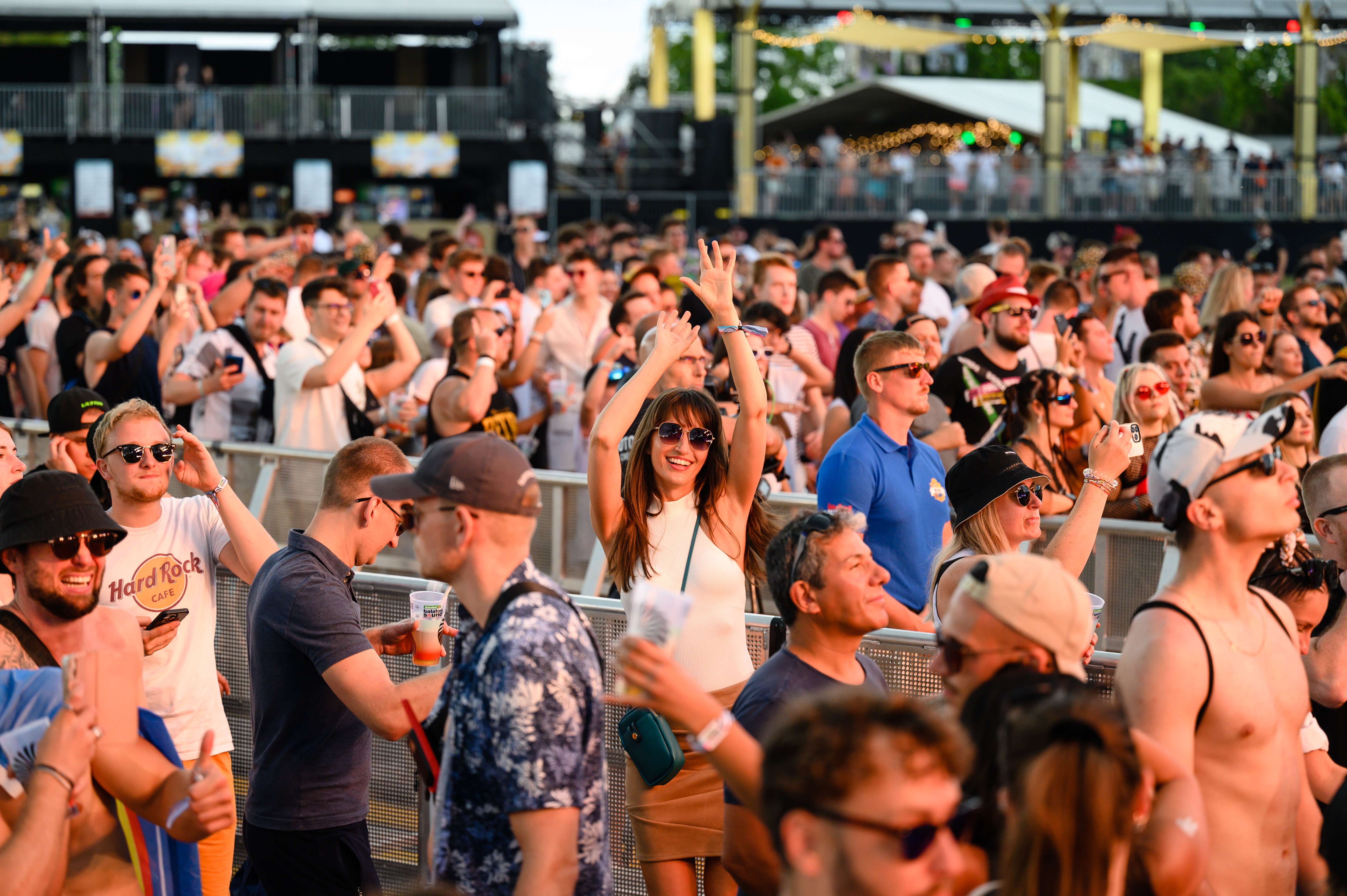 Fesztiválozók a Balaton Sound fesztivál nyitónapján Zamárdiban 2023. június 28-án. Négy napon át a világ legjobb DJ-i lépnek a színpadokra a Balaton-parti településen.