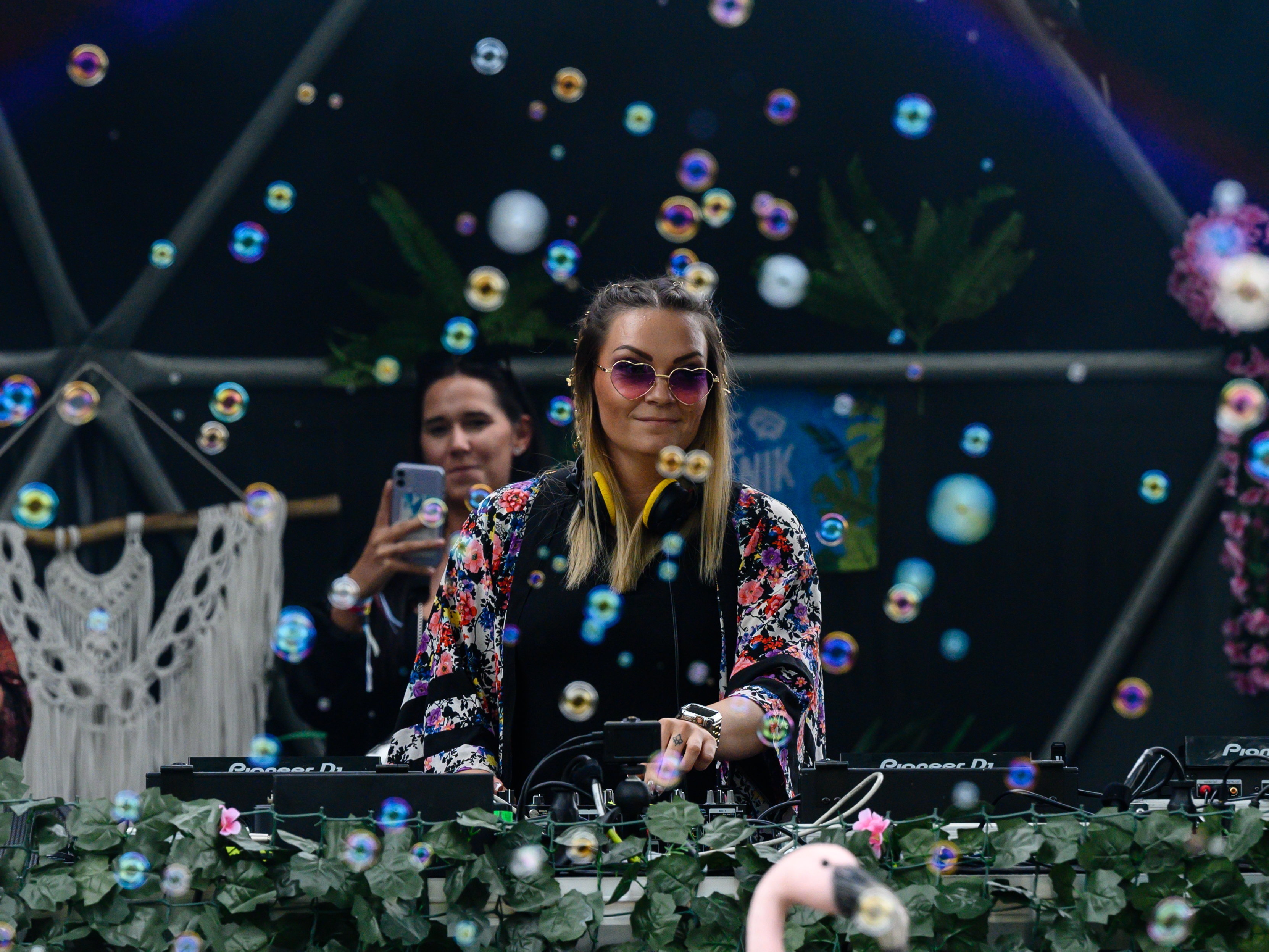 Xandra játszik a Balaton Sound fesztivál House Piknik X Snowattack színpadán a nyitónapon Zamárdiban 2023. június 28-án. Négy napon át a világ legjobb DJ-i lépnek a színpadokra a Balaton-parti településen.