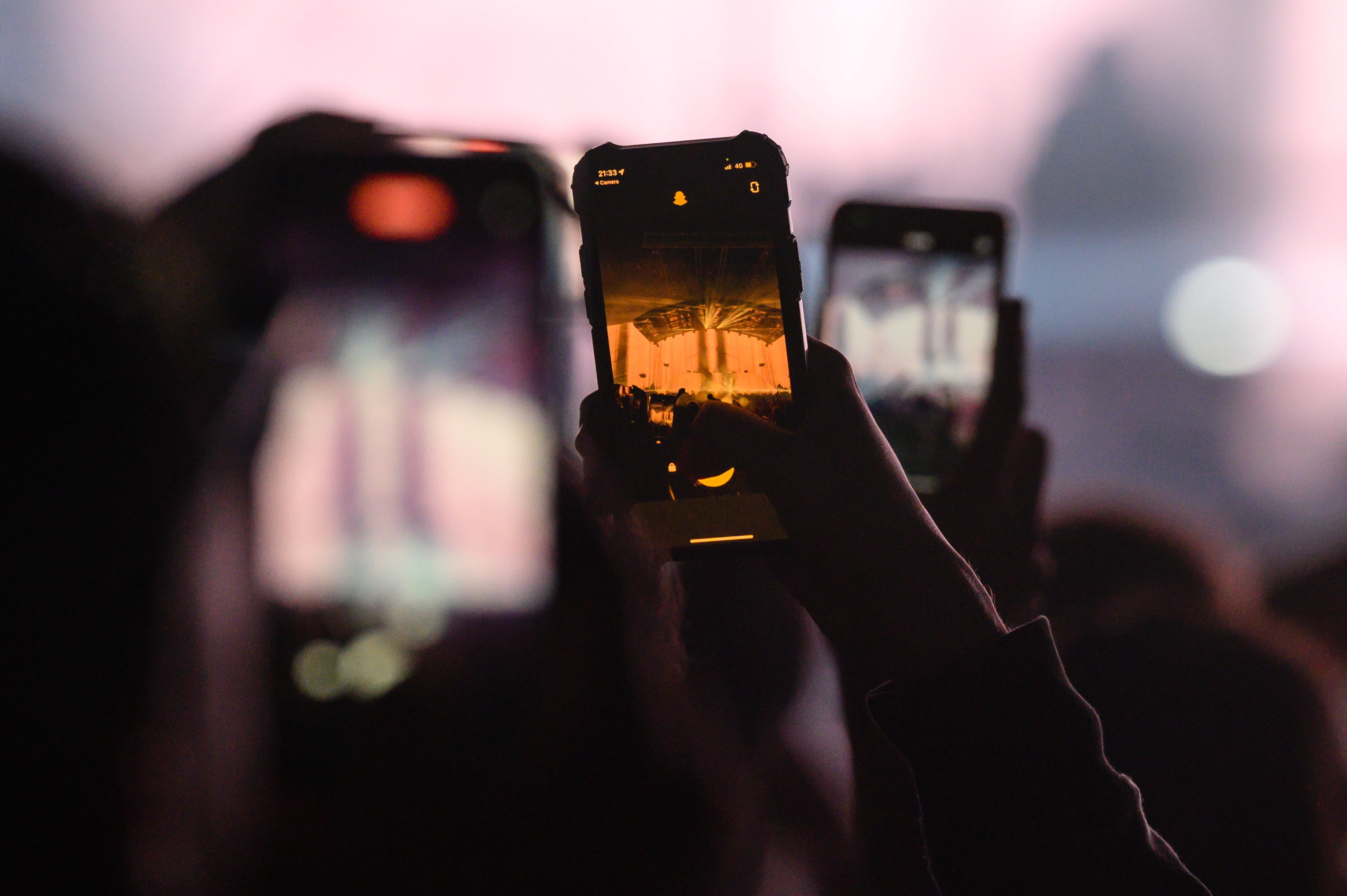 Fesztiválozók mobiltelefonnal készítenek felvételeket a holland zenész és producer Hardwell (Robbert van de Corput) koncertjén a Balaton Sound fesztivál nyitónapján Zamárdiban 2023. június 28-án.