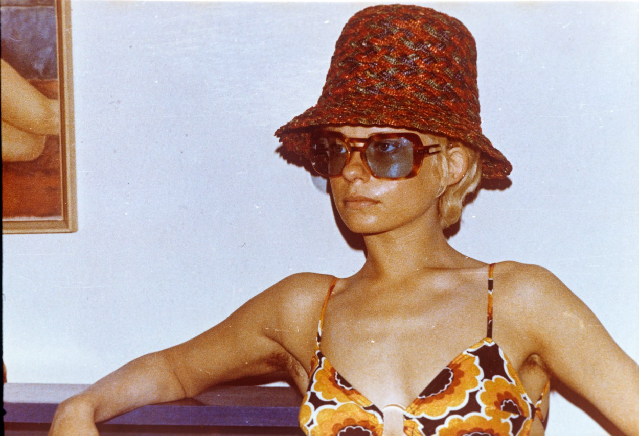 Esztergályos Cecília kalapban és bikiniben