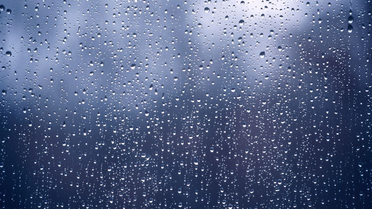 Az ablakon legördülő esőcseppek