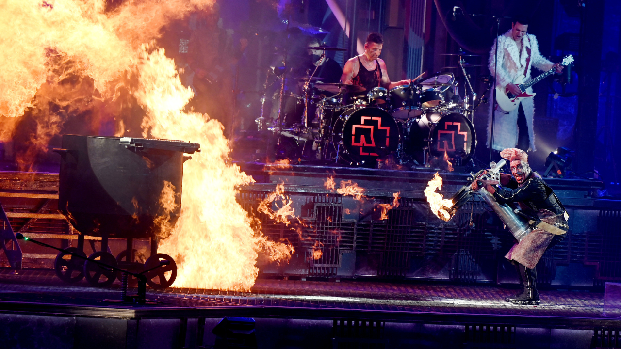 A Rammstein énekese, Till Lindemann lángszórót lő a zenekar tagjára, Christian Lorenzre a színpadon, a "Mein Teil" című szám alatt