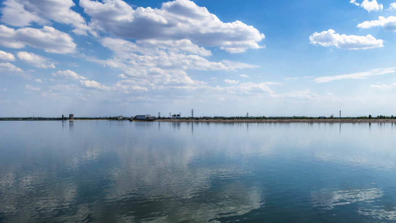 Dnyipro folyó és a Kakhovskaya erőmű Ukrajnában