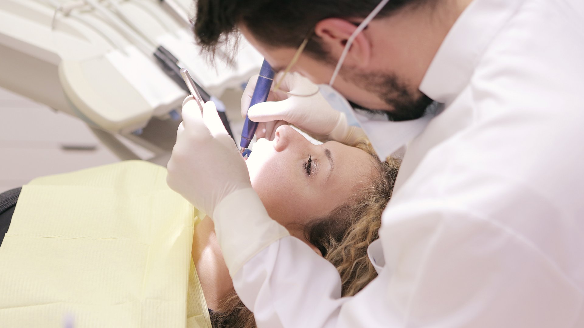 Nő egy fogorvosnál kezelés közben