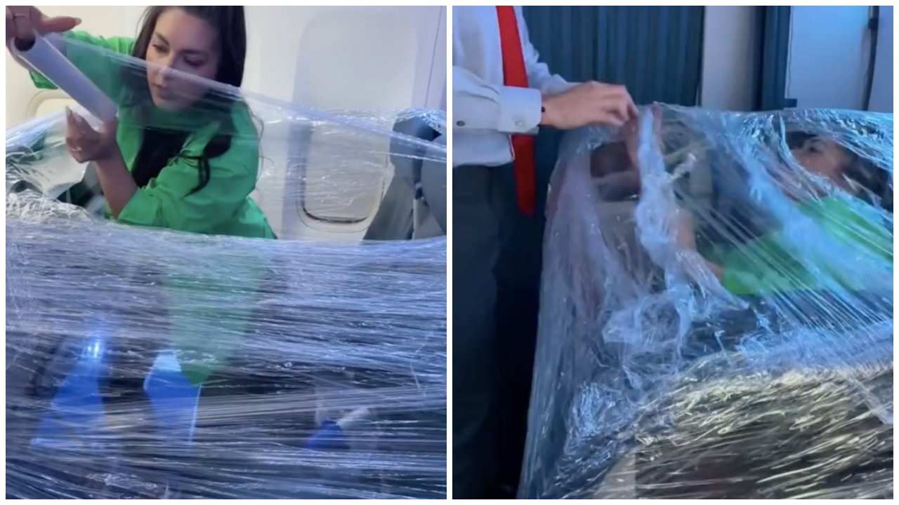 Egy nő műanyag fóliával teker körbe három ülést a repülőn