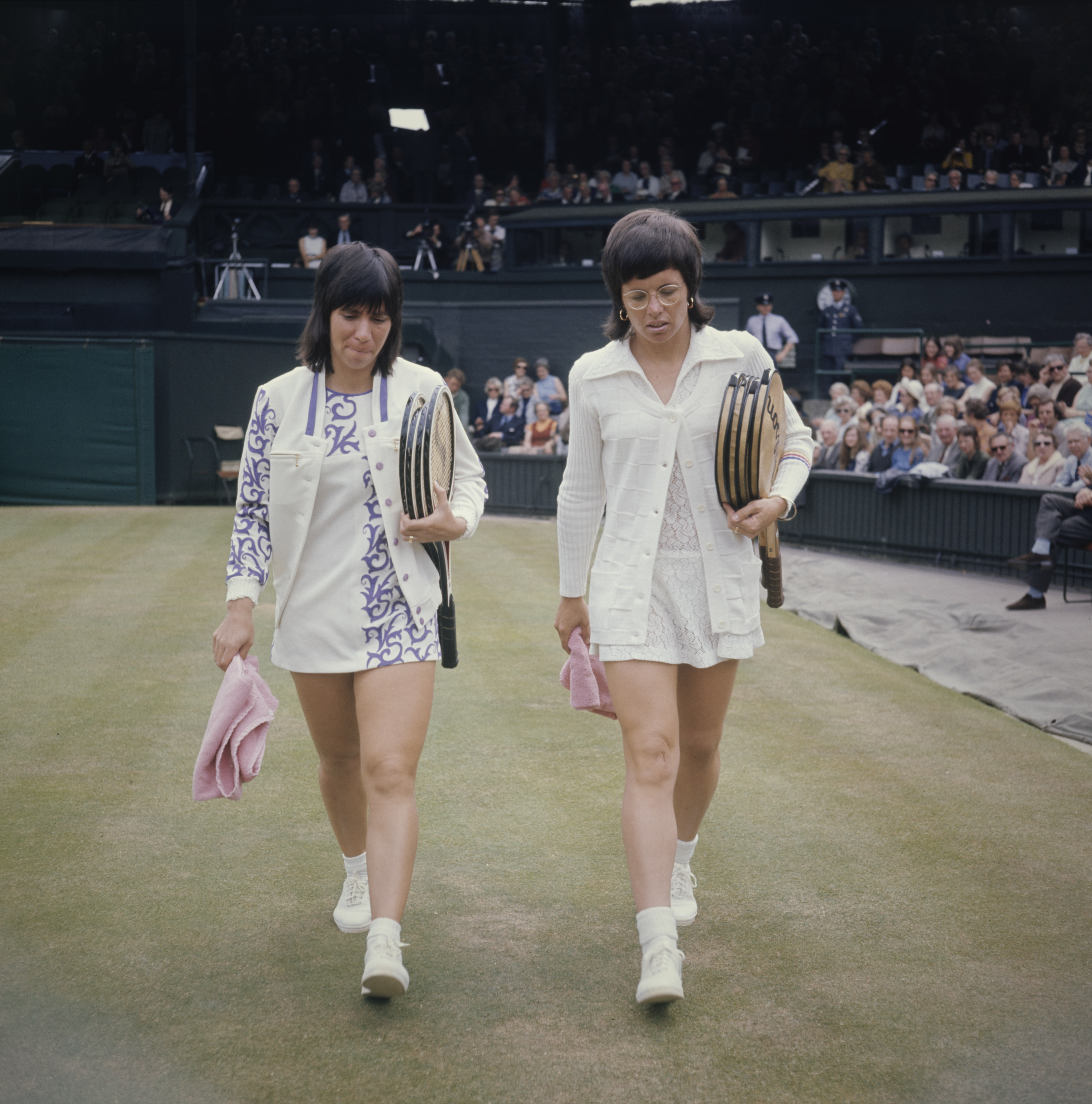 Az amerikai Billie Jean King (jobbra) és társa Rosie Casals a centerpályára sétálnak a női egyes elődöntő mérkőzésük kezdete előtt a wimbledoni bajnokságon